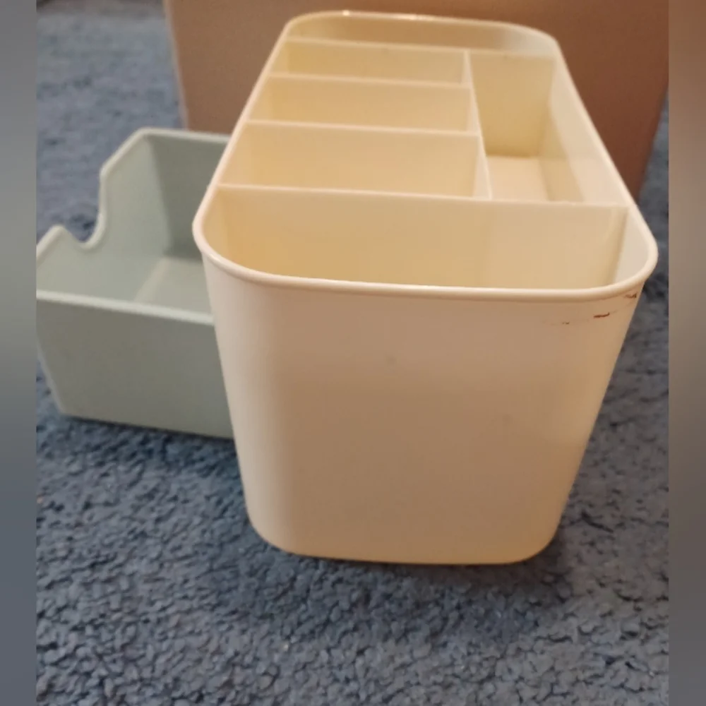 Two-tone makeup/cosmetic organizer